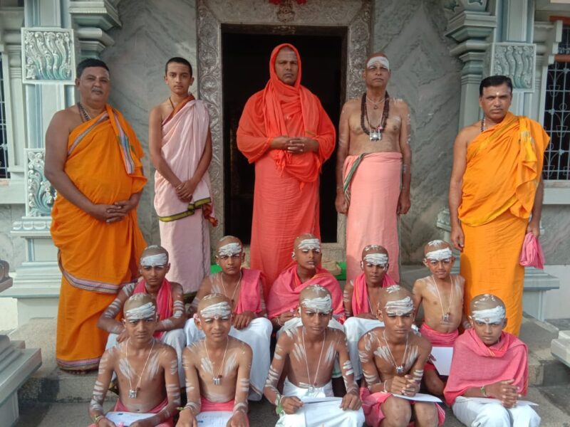 JSS- Mahavidyapeedha Suttur - Mysuru Ten vatus received Shivakeekshe-Lingadeekshe at the Suttur Srikshetra today. Sri Basavalinga Swamiji, Sri Somashekaraswami of Shivarathreeshwara Dharmika Datti, and others are seen in the picture with the vatus.