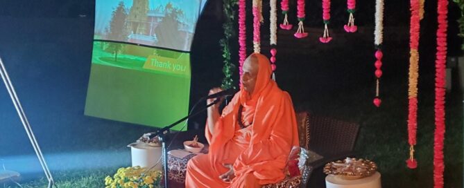 His Holiness Jagadguru Sri Shivarathri Deshikendra Mahaswamiji giving his blessings at the Satsang program held on September 15, at the Arora Layout in Chicago, USA.
