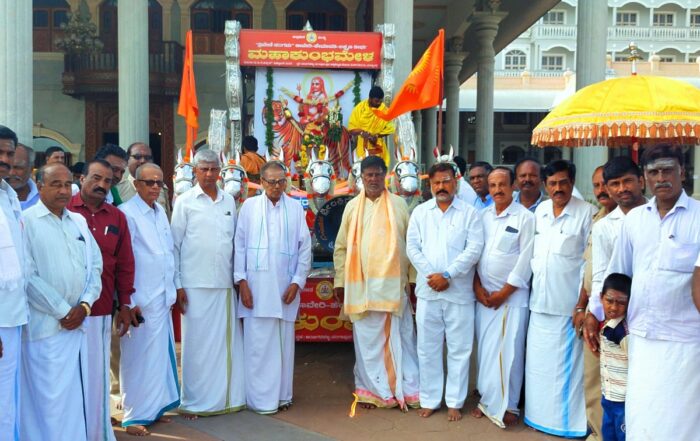 Sri Malai Mahadeshwara Jyothiyatra chariot welcomed at the Suttur Srimath