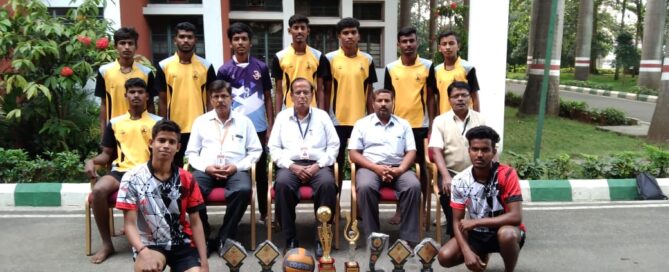 Prof. B.V. Sambashivaiah, Chief Executive of the JSS College of Arts, Commerce and Science, Ooty Road, Mysuru, S. Somashekar, Principal, JSS PU College, Physical Education Director T. Aravind, Commerce lecturer S.M. Dastikoppa, seen with the prize winners of the volleyball tournament.