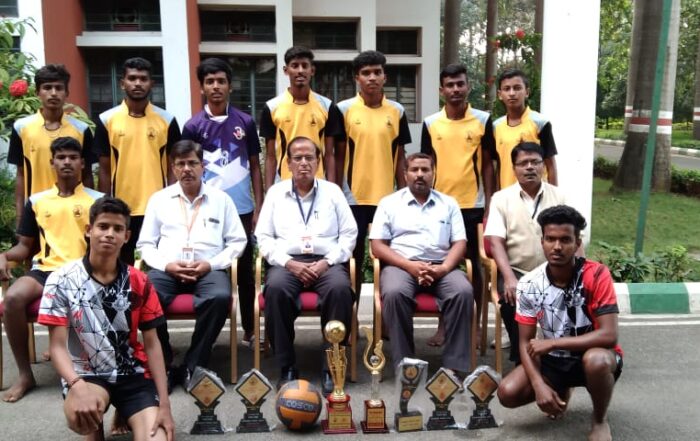 Prof. B.V. Sambashivaiah, Chief Executive of the JSS College of Arts, Commerce and Science, Ooty Road, Mysuru, S. Somashekar, Principal, JSS PU College, Physical Education Director T. Aravind, Commerce lecturer S.M. Dastikoppa, seen with the prize winners of the volleyball tournament.