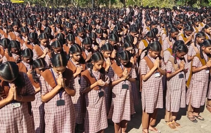 Students, Heads of various Departments, teachers and non-teaching staff of the JSS Residential School, Suttur, offered their tributes to His Holiness Sri Siddeshwara Mahaswamiji, of the Jnanayogashrama, Vijayapura, who passed away on January 2, 2023, by observing two minutes silence.