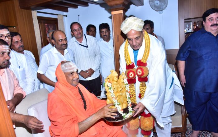 The Hon'ble Defence Minister of India, Sri Rajnath Singh visited Sri Suttur Math, Mysuru and took blessings from His Holiness Jagadguru Sri Shivarathri Deshikendra Mahaswamiji.