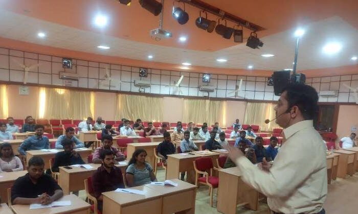 Dr. K.S. Sundar of the Infosys Limited addressing the students at the camp organized by the Jagadguru Sri Veerasimhasana Mahasamsthan Math, in association with the Sri Shivarathreeshwara Dharmika Katti and the JSS Mahavidyapeeta for the benefit of the technical students. Participants of the camp are also seen in the picture.