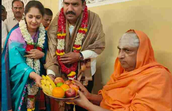 Sri B.Y. Vijayendra, First-time MLA from Shikaripura, and his wife receive blessings from His Holiness Sri Shivarathri Deshikendra Mahaswamiji during their visit to Sri Suttur Math.
