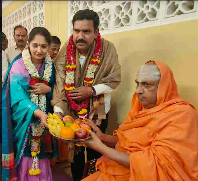 Sri B.Y. Vijayendra, First-time MLA from Shikaripura, and his wife receive blessings from His Holiness Sri Shivarathri Deshikendra Mahaswamiji during their visit to Sri Suttur Math.